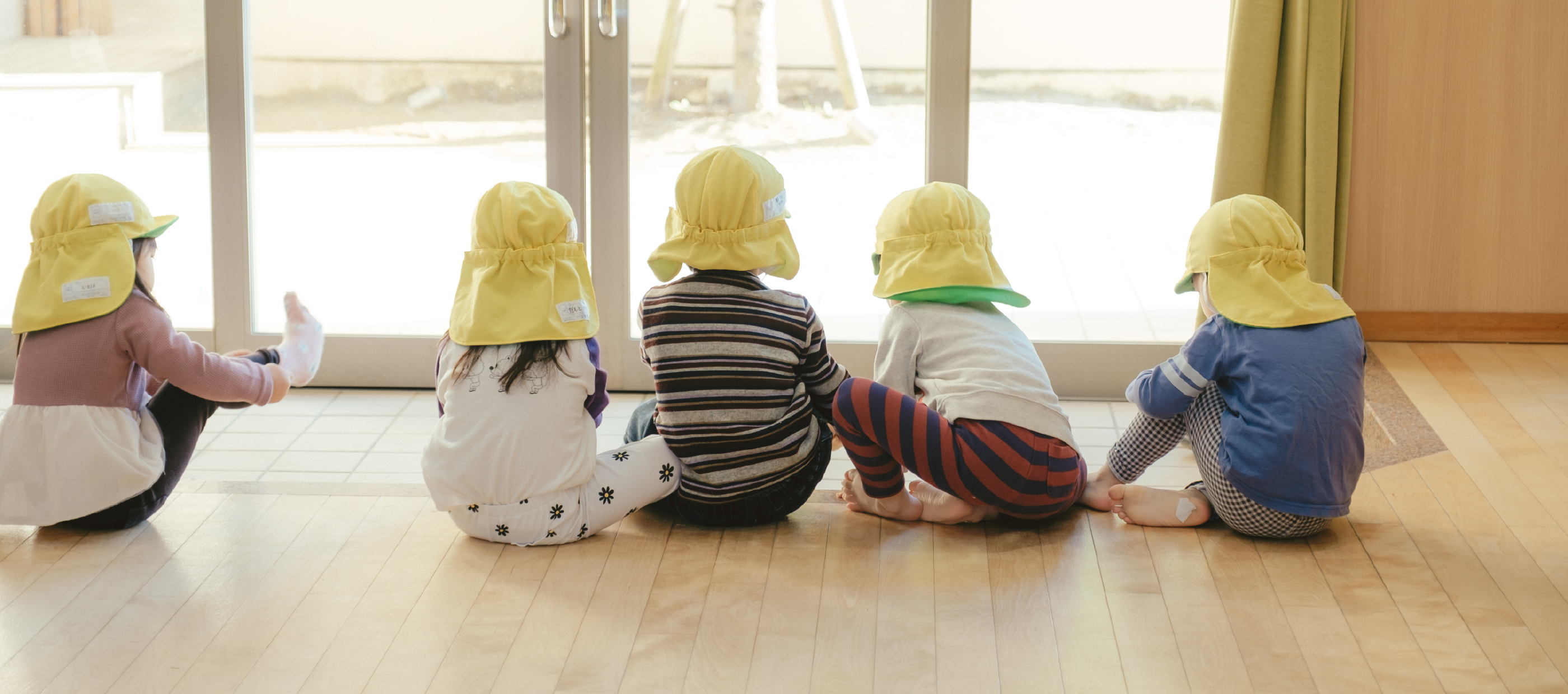 こどもたちの後ろ姿