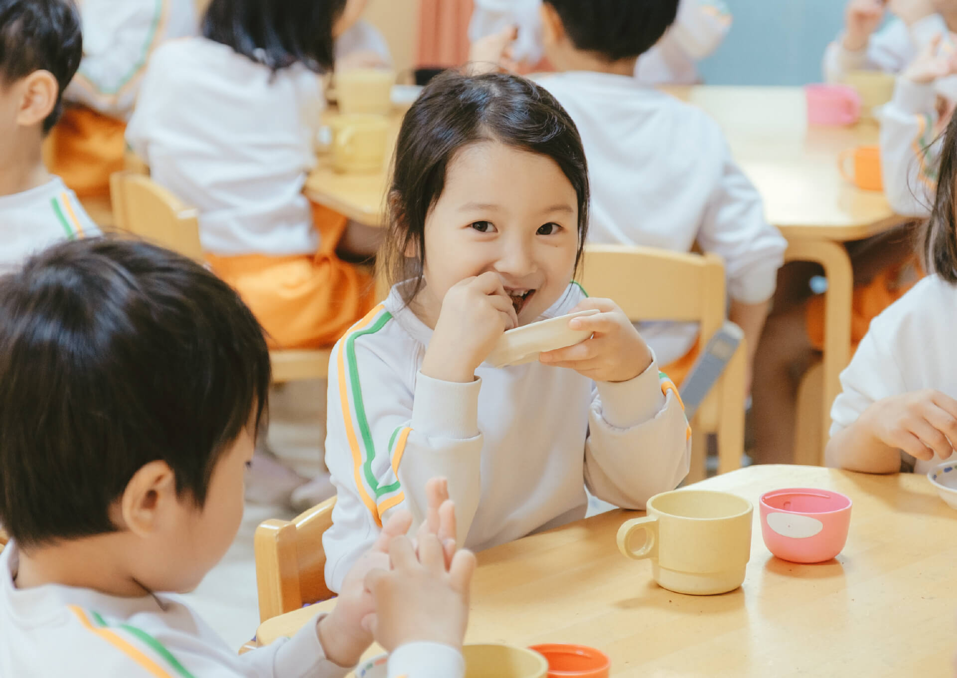 笑顔でおやつを食べる園児