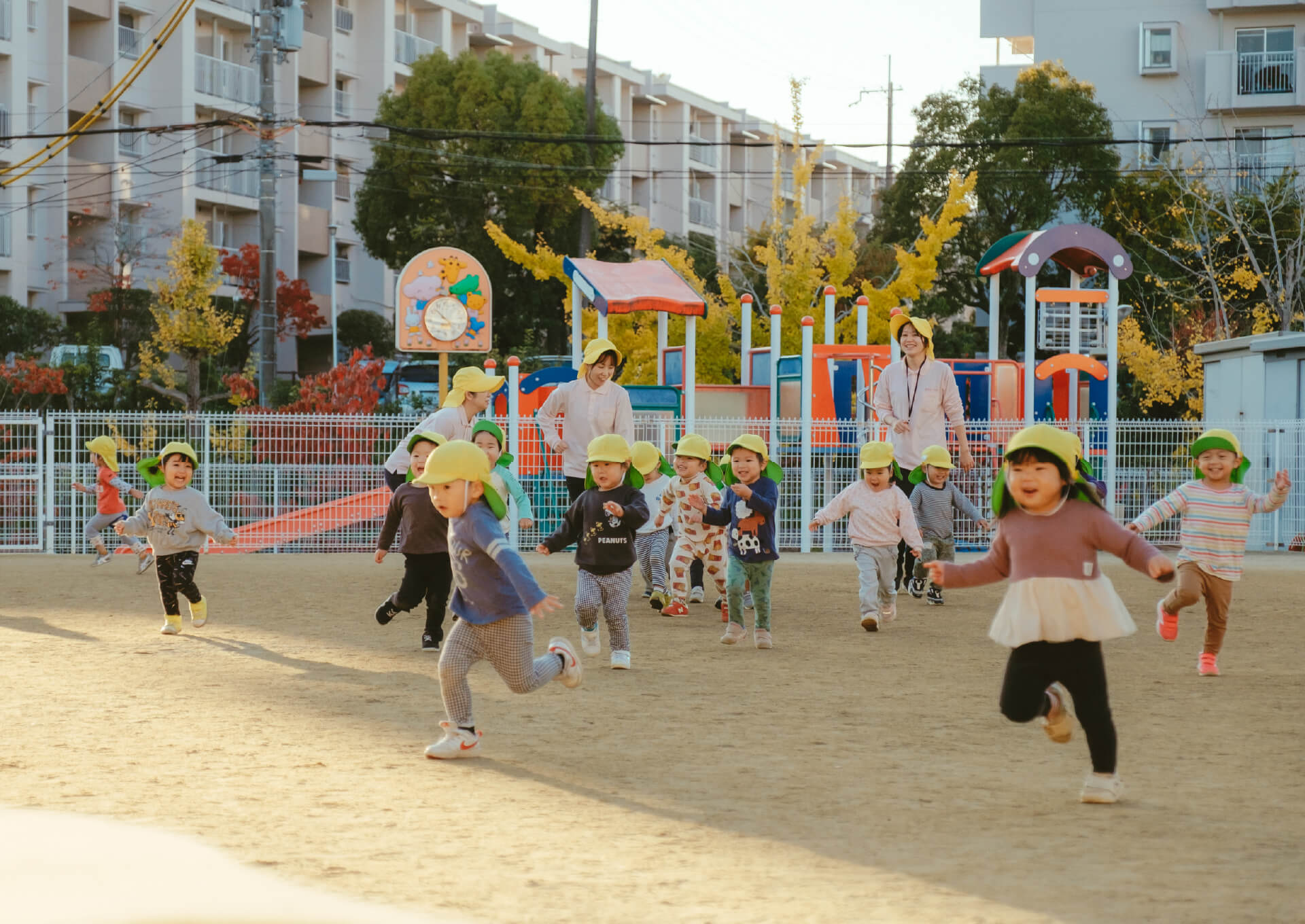 園庭を元気に走り回る園児たち