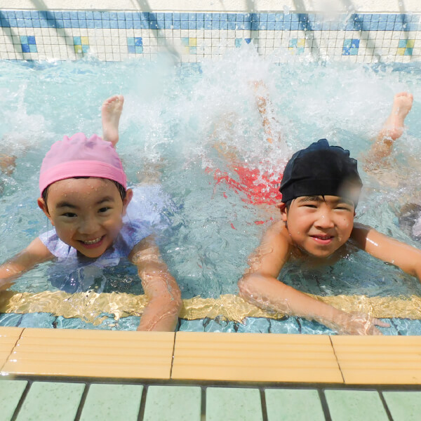 プールで水遊びを楽しむ園児たち