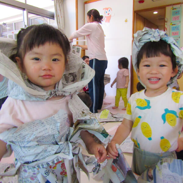 新聞紙遊びを楽しむ園児たち