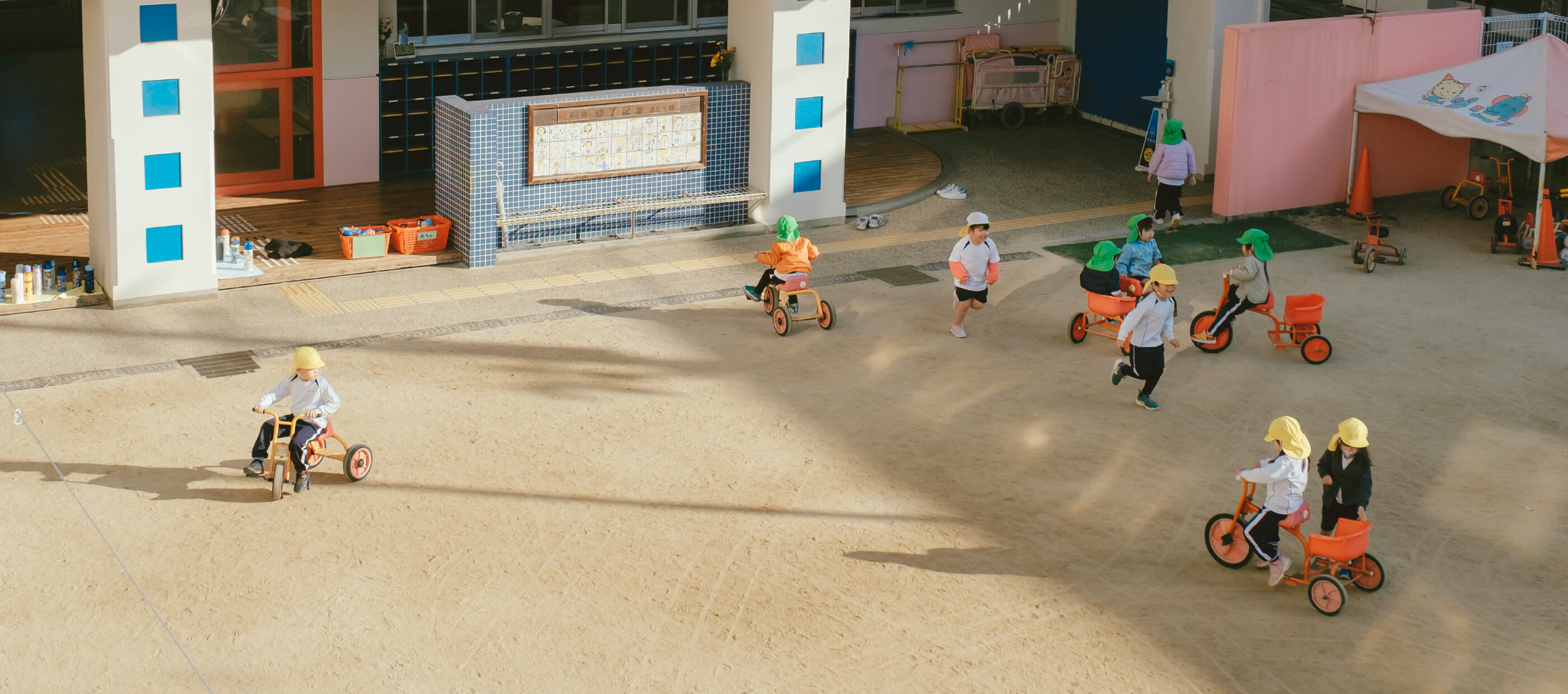 園庭でこどもたちが遊ぶ様子