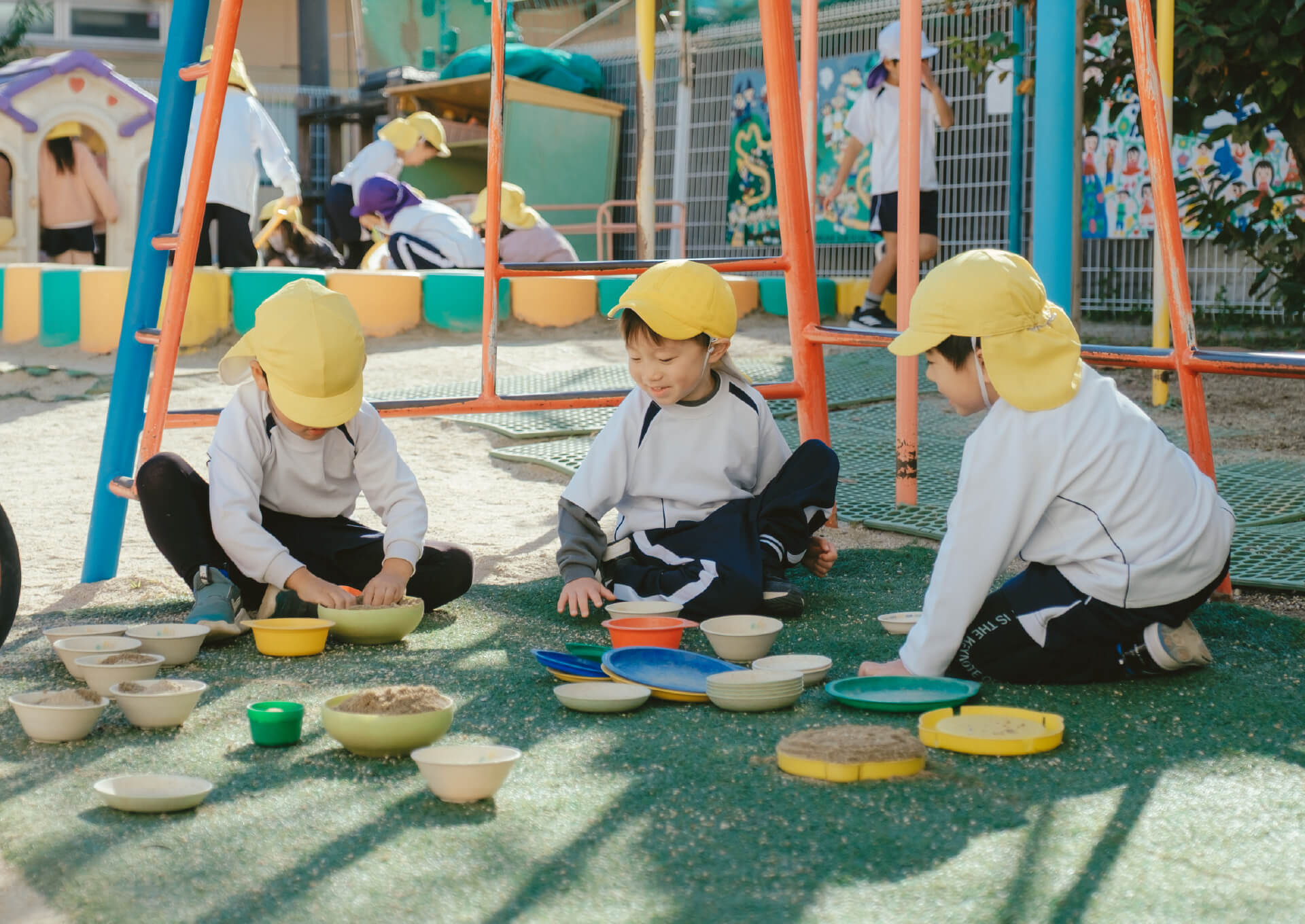 園庭でおままごとをする園児たち