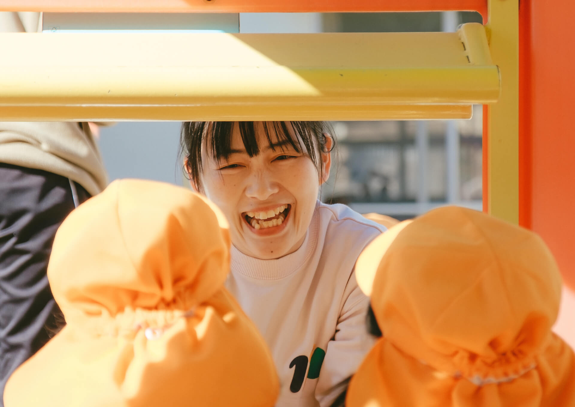 園児と笑顔で遊ぶ先生