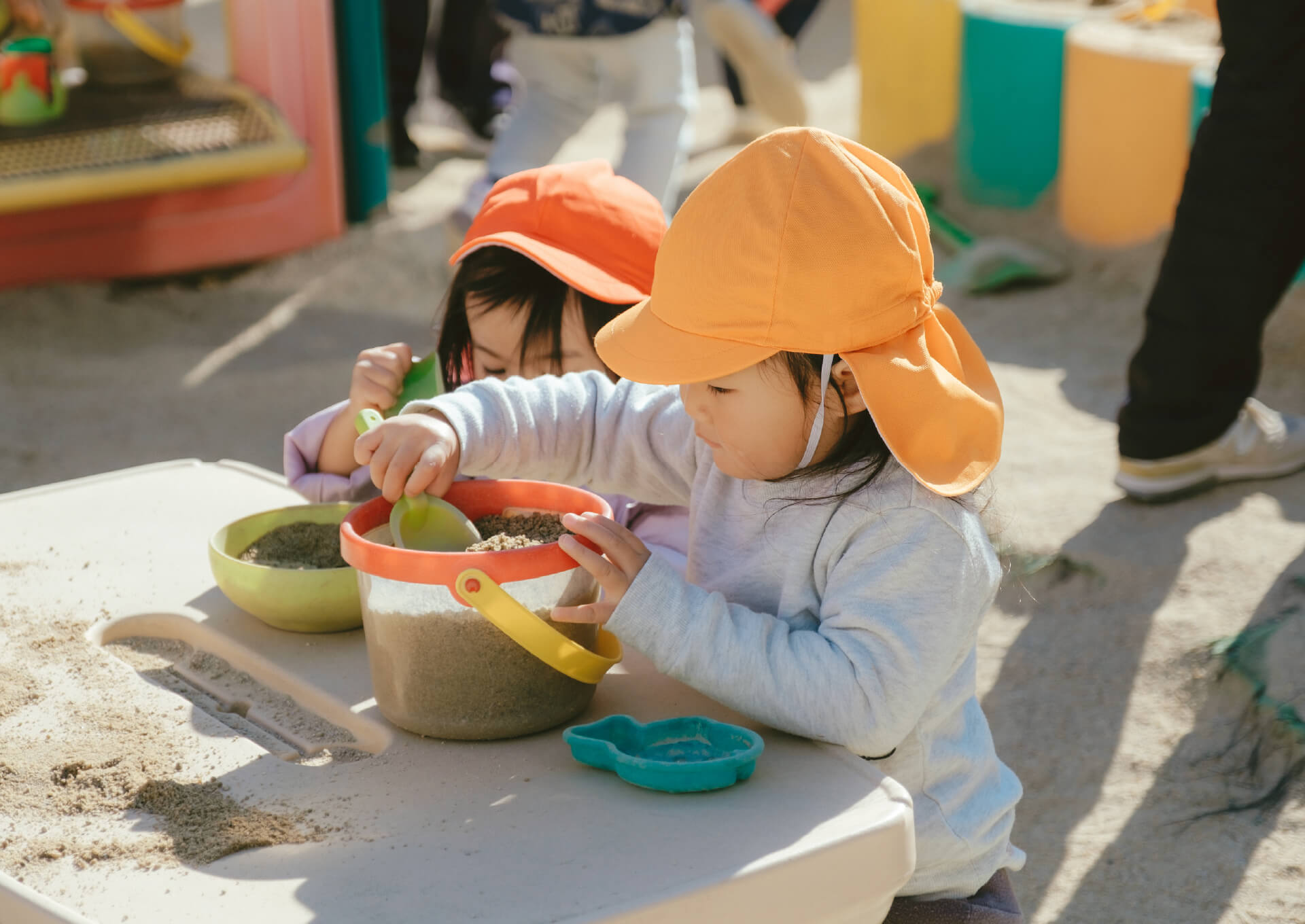 砂場で砂遊びを楽しむ園児たち