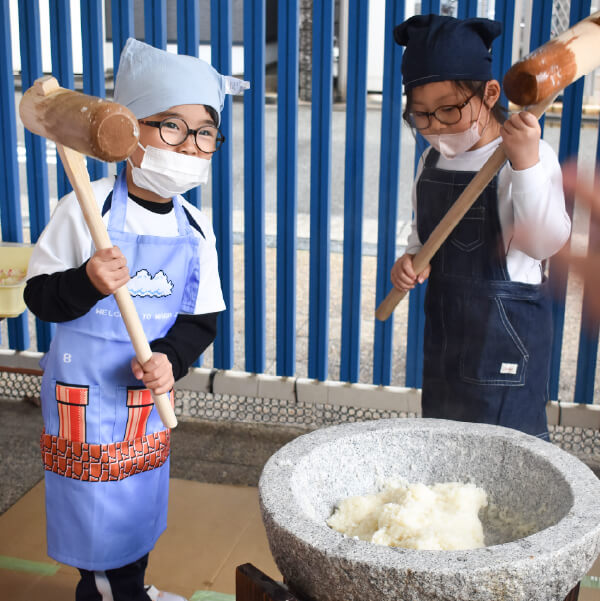 餅つきを体験する園児たち