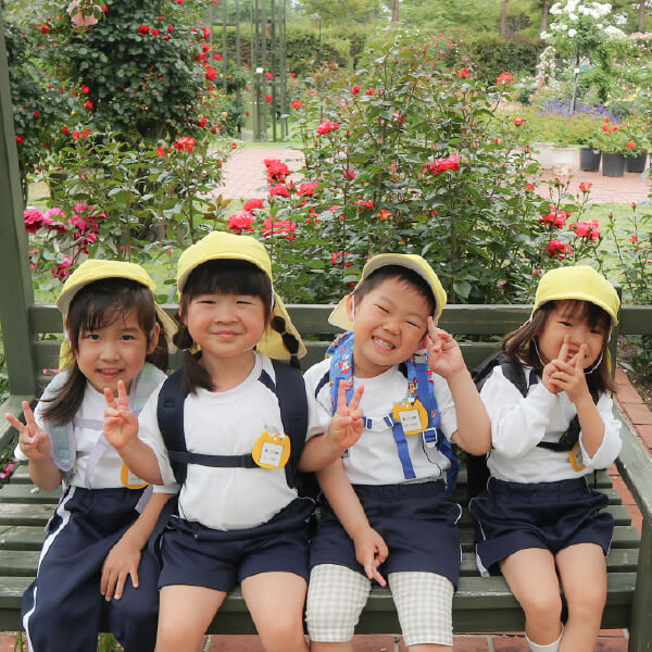 バラ園で笑顔の園児たち