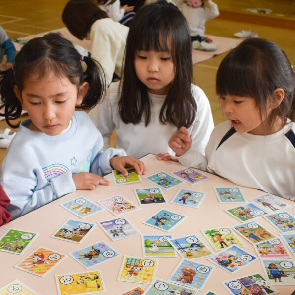 かるた遊びを楽しむ園児たち