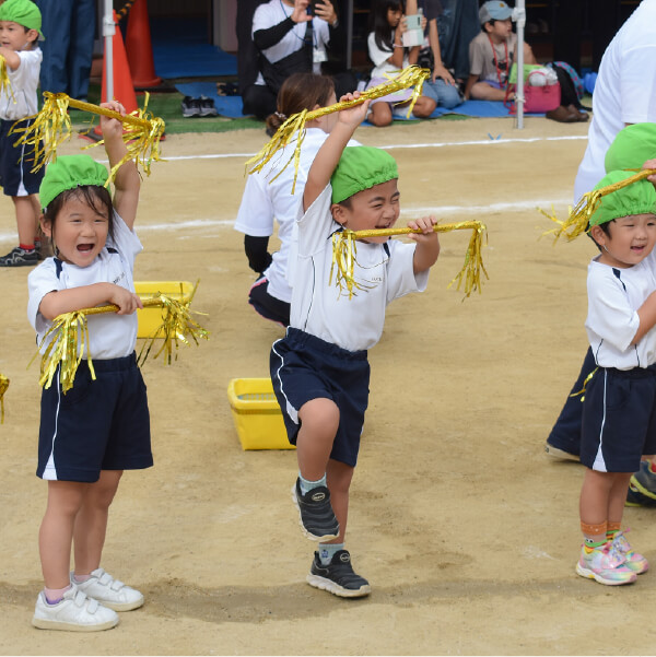 運動会でダンスを踊る園児たち