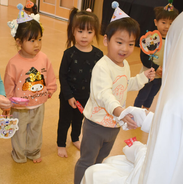ハロウィンパーティーを楽しむ園児たち