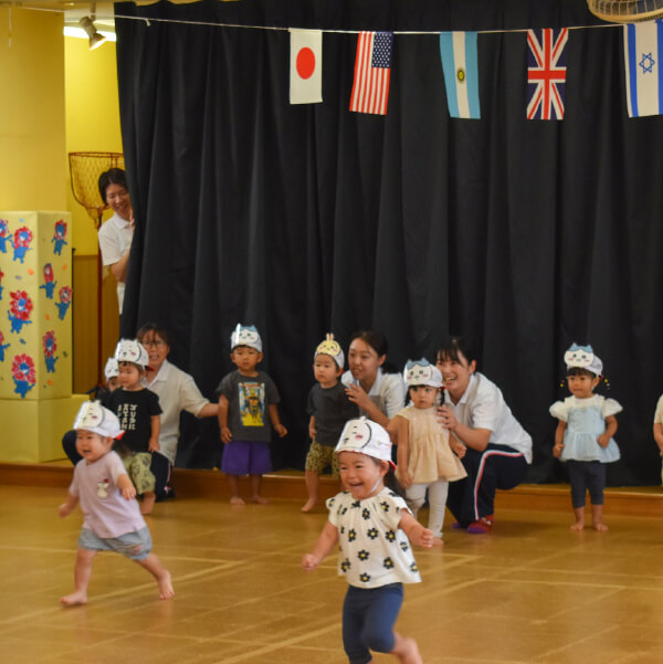 ホールで元気に走り回る園児たち